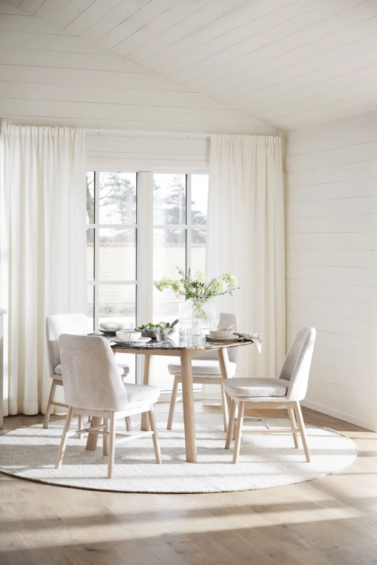 TARANSAY Round Table, Brown Travertine Top, Whitewash Legs Ø 125 CM