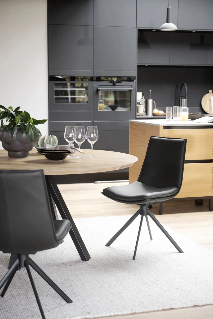 LOWELL Set of 2 Leather Swivel Chairs Rowico