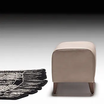 Zelos Fußhocker mit Holzgestell von Artanova