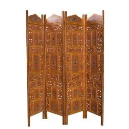 Hölzender Paravent trifft filigrane Kunst